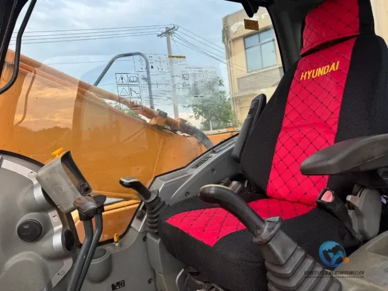 2020-Used-Excavator-Hyundai-220LC-9S-11