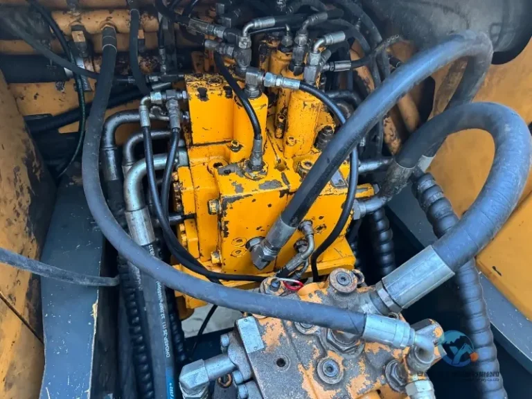 2020-Used-Excavator-Hyundai-220LC-9S-3