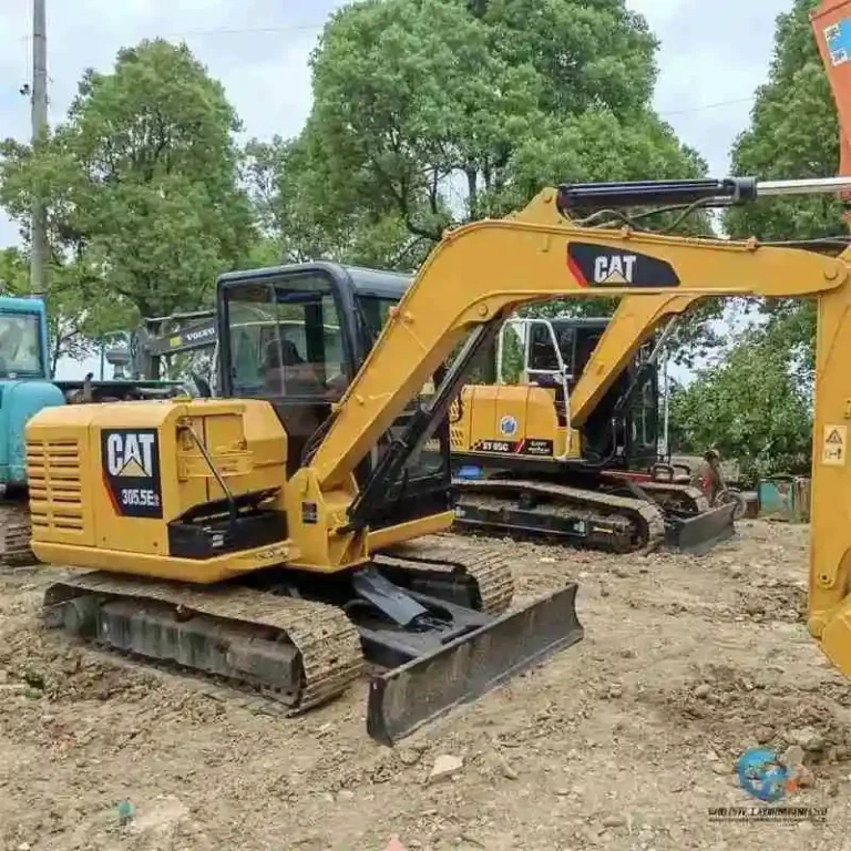 Used-Excavator-Caterpillar-305.5E26
