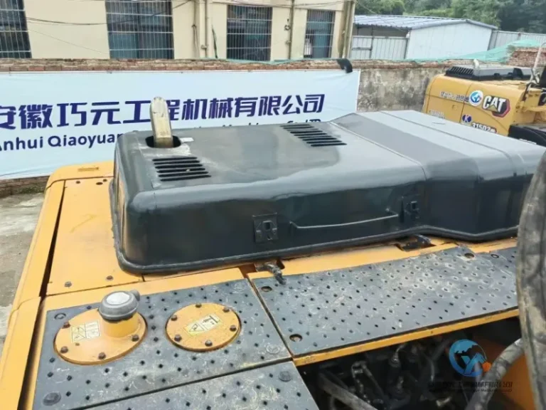 Used-Excavator-Hyundai-305LC-9T-14