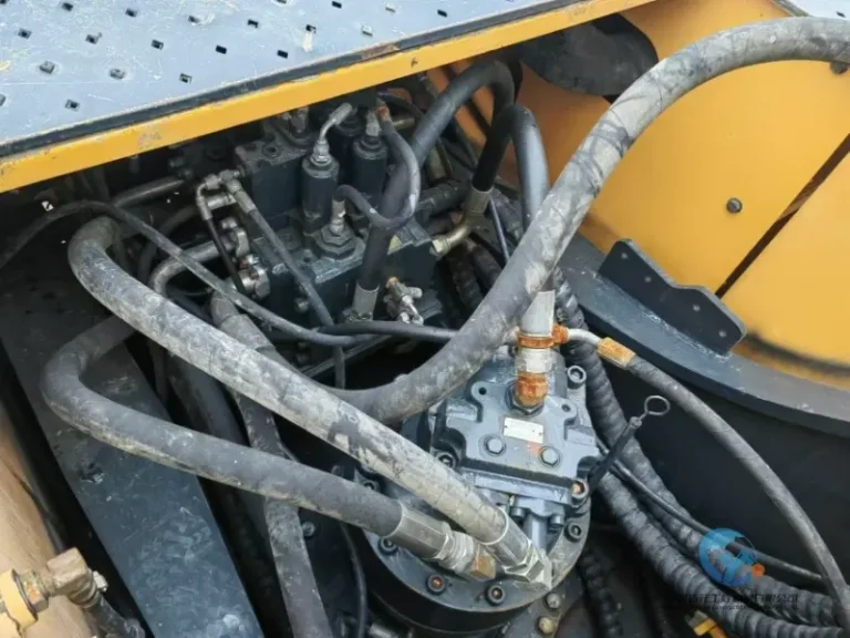 Used-Excavator-Hyundai-305LC-9T-6