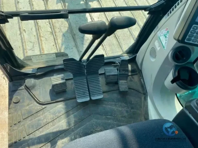 Used-Excavator-Kobelco-135SRD-5-6