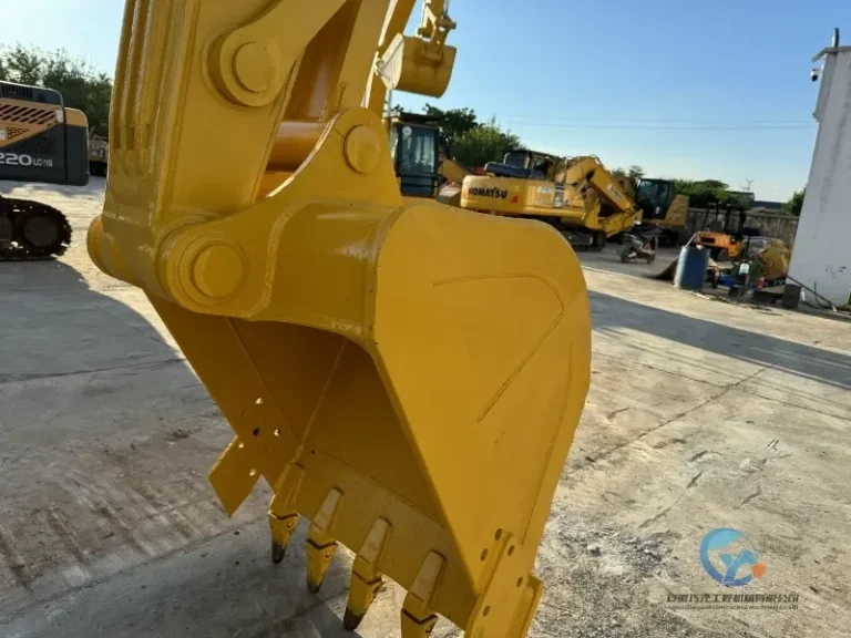 Used-Excavator-Komatsu-PC200-8-7