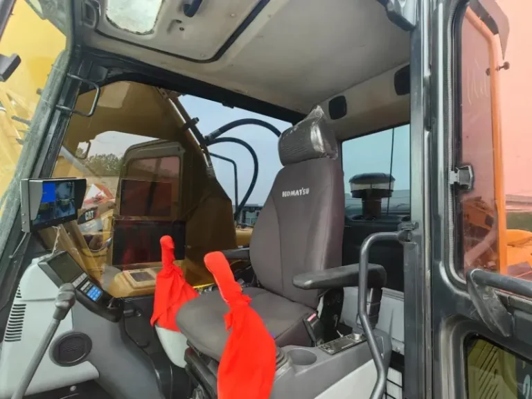 Used-Excavator-Komatsu-PC2000