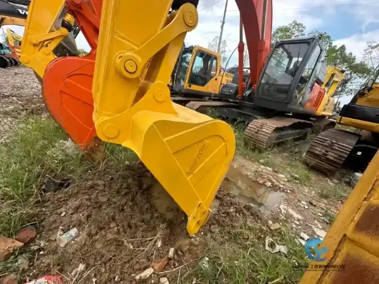 Used-Excavator-Komatsu-PC2204