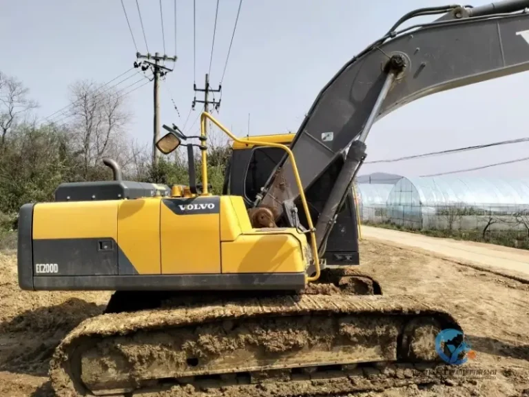 Used-Excavator-Volvo-EC200D-3